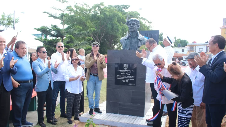 Alcalde Manuel Jiménez develiza busto y mural en honor a Ramón Oviedo