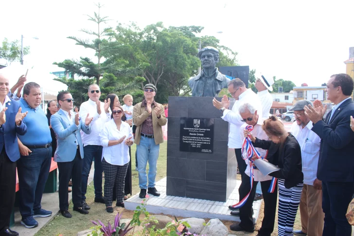 Alcalde Manuel Jiménez develiza busto y mural en honor a Ramón Oviedo