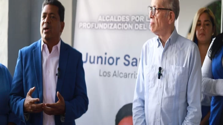 Max Puig presenta a Junior Santos como parte de 