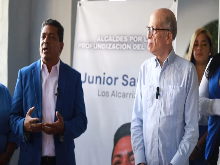 Max Puig presenta a Junior Santos como parte de 'Alcaldes por la Profundización del Cambio'