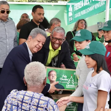 Leonel entrega caja navideñas con motivo de Nochebuena