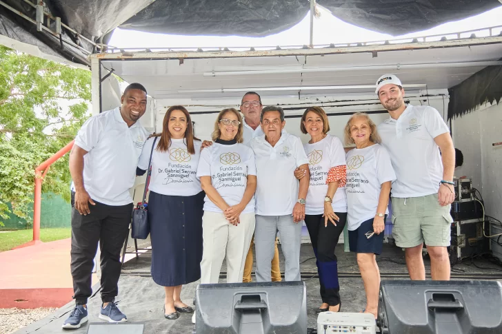 Fundación comparte la magia de la Navidad en Bayahíbe