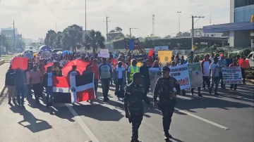 Padre Nino Ramos y campesinos volvieron a marchar por arreglo de caminos