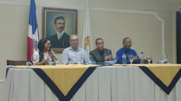 Sandra-Tavarez-Jhonny-Guerrero-presidente-de-la-institucion-Alianza-Cibaena-Maximo-Vega-y-Ubaldo-Rosario.-Fotos-realizadas-por-quien-suscribe.-728x409