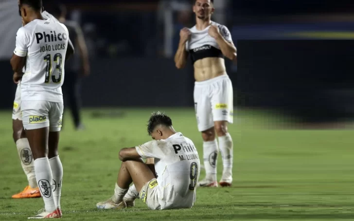 Santos desciende por primera vez en Brasil con desmanes de hinchas y primer año sin Pelé