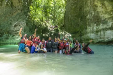 Viajeros-disfrutando-del-rio-Cola-de-Pato-728x485