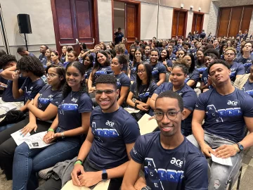 Miles de jóvenes dominicanos se preparan para el Summer Work and Travel 2024