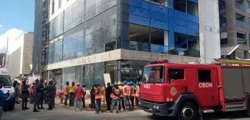 Cuatro personas heridas y una fallecida producto de la caída un andamio