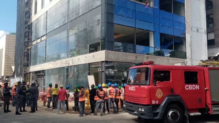 Cuatro personas heridas y una fallecida producto de la caída un andamio