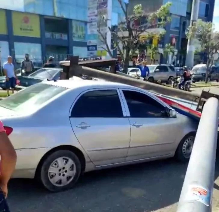 Dos personas heridas en Santiago tras caer una valla publicitaria de un candidato