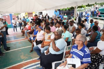 Llevan enseres del hogar a 300 mil familias de Arroyo Bonito en Santo Domingo Oeste 