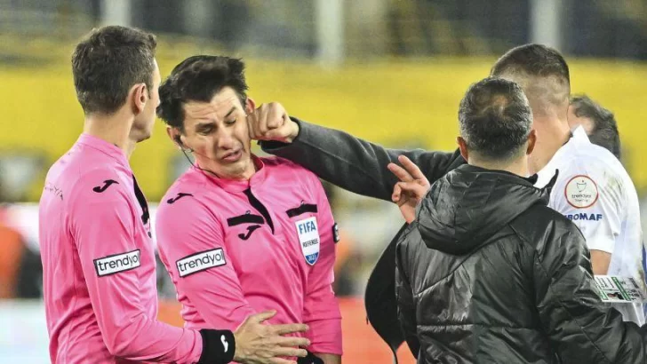 El brutal golpe a un árbitro por el que detuvieron al presidente de un club de fútbol de Turquía