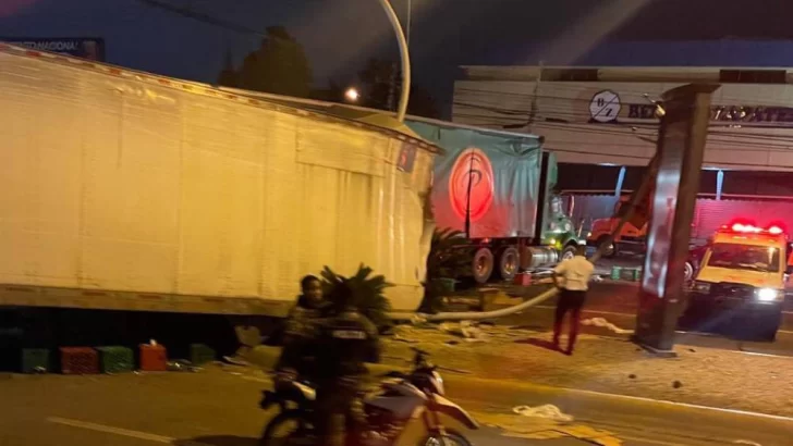 Accidente entre dos camiones en la avenida Lúperon