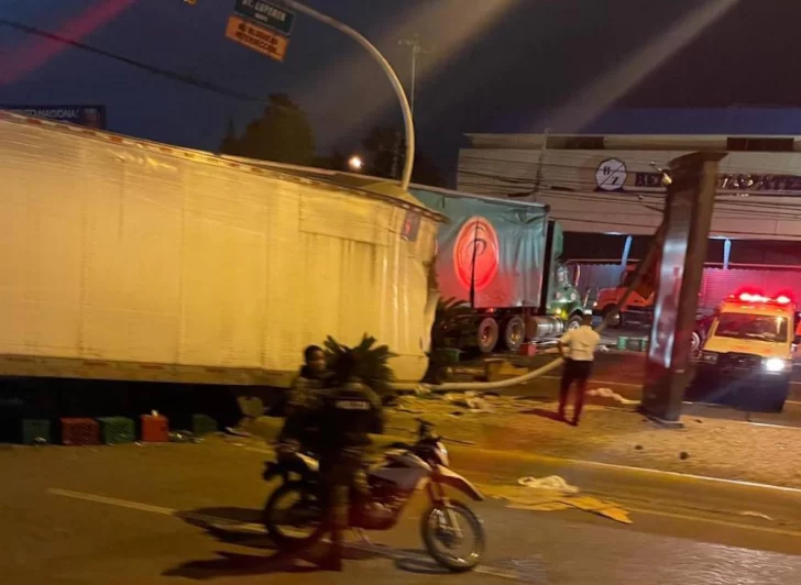 Accidente entre dos camiones en la avenida Lúperon