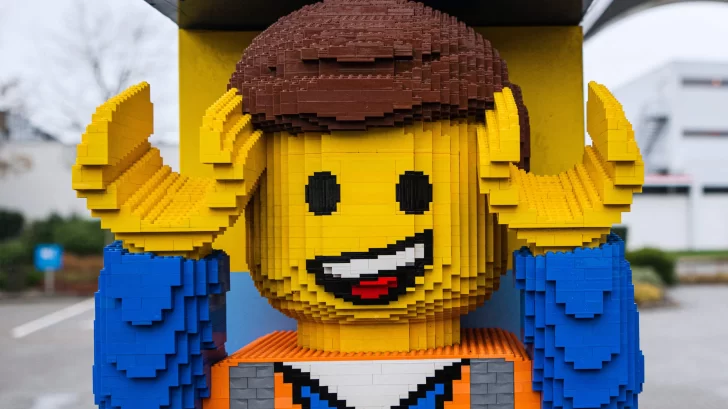 El ingenioso carpintero danés y la queja de un vendedor que llevaron a la creación de Lego (y por qué se llama así)