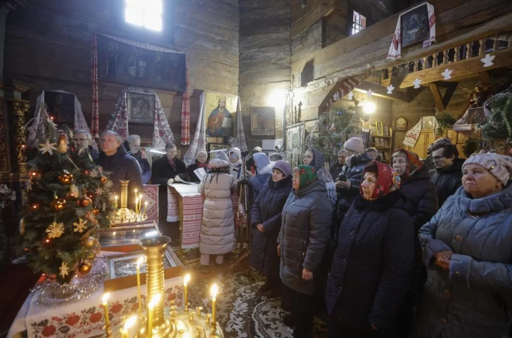 Ucranianos celebran por primera vez Navidad el 25 de diciembre en medio de ataques rusos