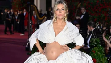 La actriz Sienna Miller se rebela ante quienes la juzgan por ser madre a los 41 y tener una pareja 14 años más joven que ella