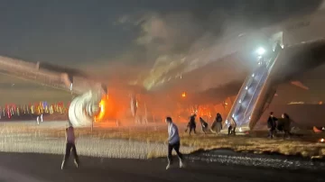 Cómo lograron escapar cientos de pasajeros del Airbus A350 que se incendió en un aeropuerto de Tokio Cómo lograron escapar cientos de pasajeros del Airbus A350 que se incendió en un aeropuerto de Tokio