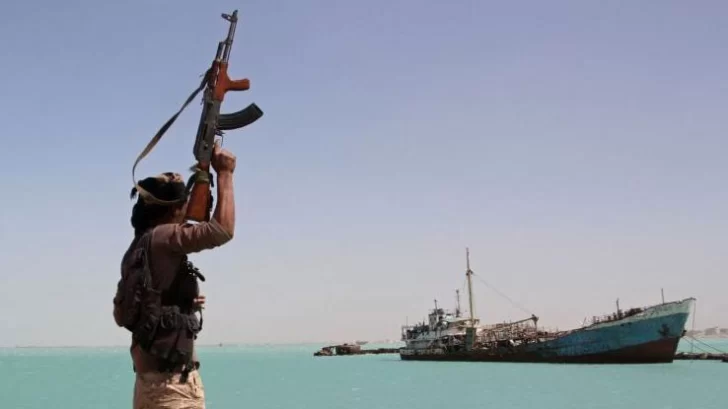 Cuál es la importancia estratégica del estrecho de Mandeb, la zona en que los hutíes atacan a los barcos en el mar Rojo