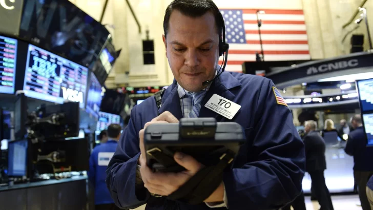 Wall Street cierra en verde tras alcanzar el S&P 500 los 5.000 puntos