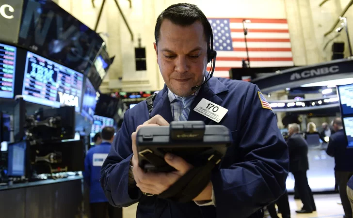Wall Street cierra en verde tras alcanzar el S&P 500 los 5.000 puntos