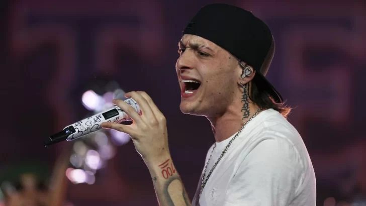 Peso Pluma, el fenómeno musical mexicano que genera polémica en Chile por su supuesta 'apología a la narcocultura'