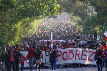 Para la caravana de miles de migrantes y se entregan a autoridades mexicanas