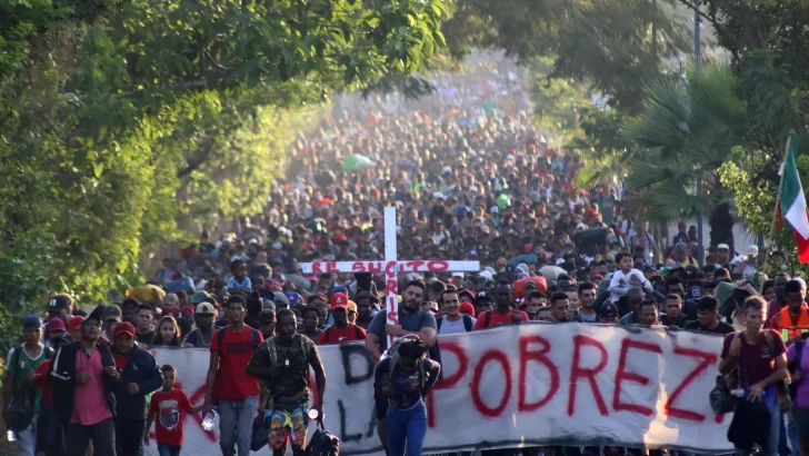 Para la caravana de miles de migrantes y se entregan a autoridades mexicanas