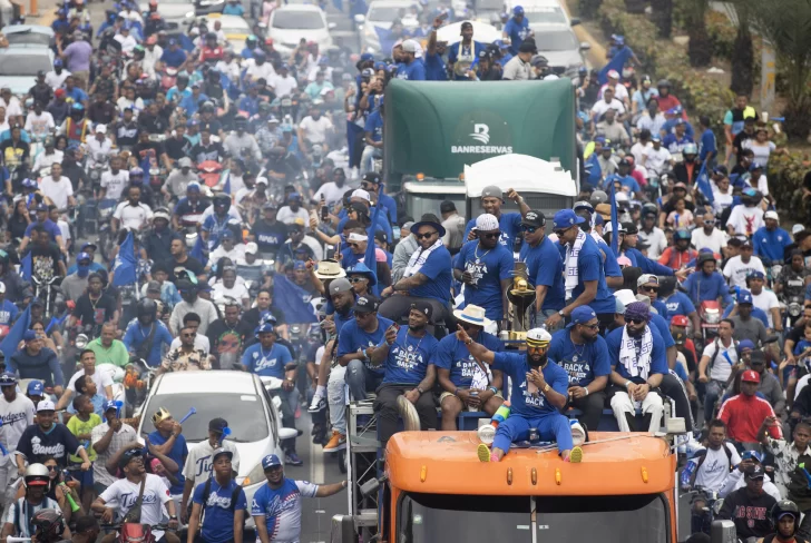 Los Tigres del Licey celebran con caravana por Santo Domingo