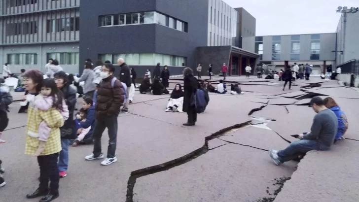Un terremoto de 7,6 grados causa graves daños y una alerta de tsunami en Japón