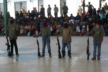 Niños mexicanos reciben armas para defenderse del crimen organizado