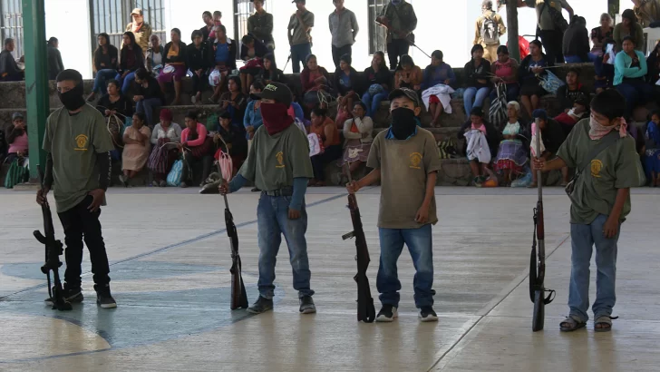 Niños mexicanos reciben armas para defenderse del crimen organizado