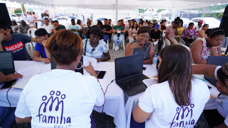 200 jefes de hogar completaron el proceso para adquirir una vivienda Familia Feliz en Boca Chica