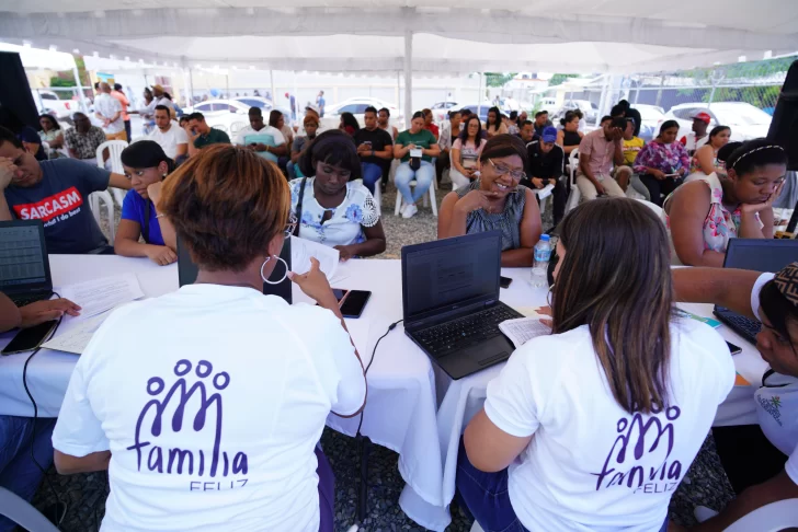 200 jefes de hogar completaron el proceso para adquirir una vivienda Familia Feliz en Boca Chica