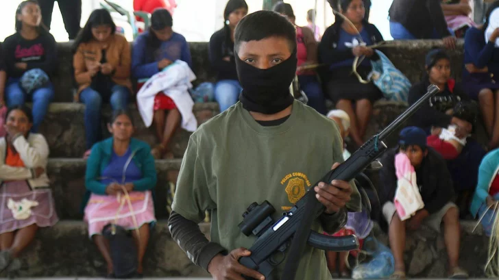 La impactante imagen de los niños que fueron armados para ayudar a combatir la delincuencia en México