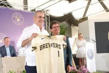 Abinader preside inauguración de nueva academia de los Cerveceros de Milwaukee