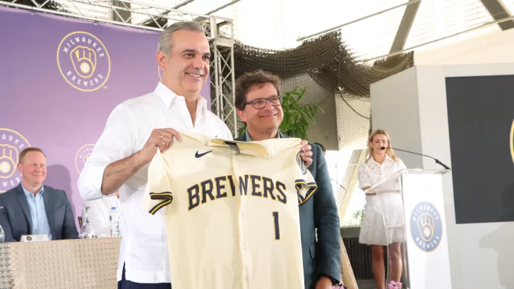 Abinader preside inauguración de nueva academia de los Cerveceros de Milwaukee