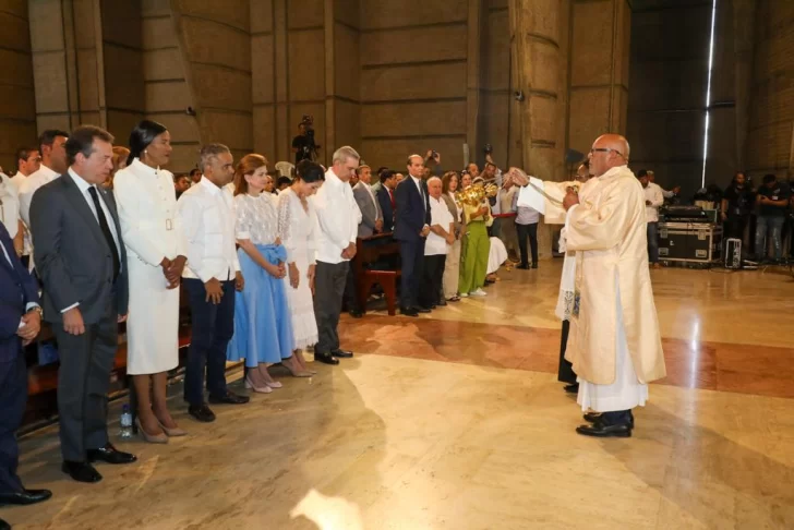 Abinader-asiste-a-eucaristia-en-honor-a-la-Virgen-de-la-Altagracia1-728x486