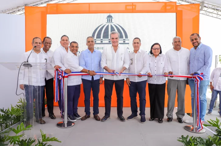 Abinader inaugura primer tramo carretero entre Barahona y Enriquillo que incluye el Mirador San Rafael