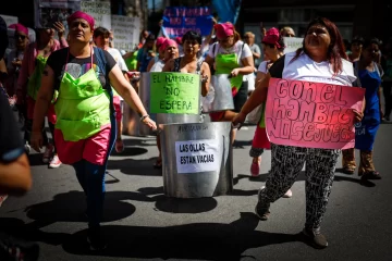 Organización de comedores populares reclama alimentos frente al hotel de Milei