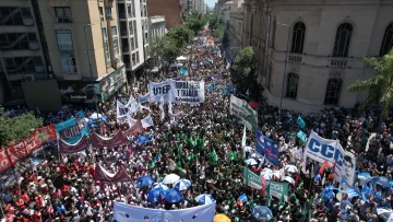 'La patria no se vende', proclaman trabajadores argentinos contra programa de privatización radical de Milei