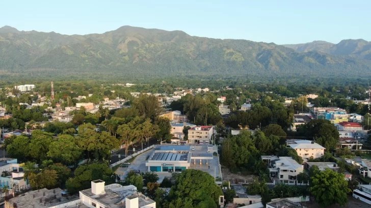 Sucursal de Bonao del Banco Popular Dominicano, con paneles solares.