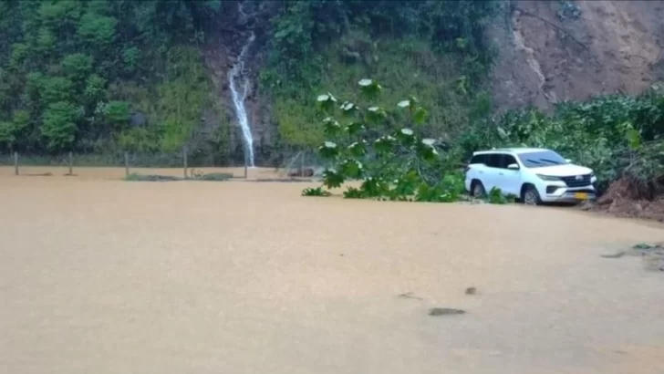 Aumentan a 33 fallecidos por derrumbes en una carretera de Colombia