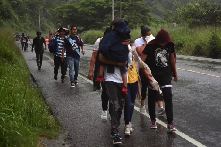 Caravana migrante nacida en Honduras se desintegra a su paso por Guatemala