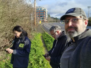 Celular que cayó del Boeing de Alaska Airlines sobrevive a una caída de 5.000 metros