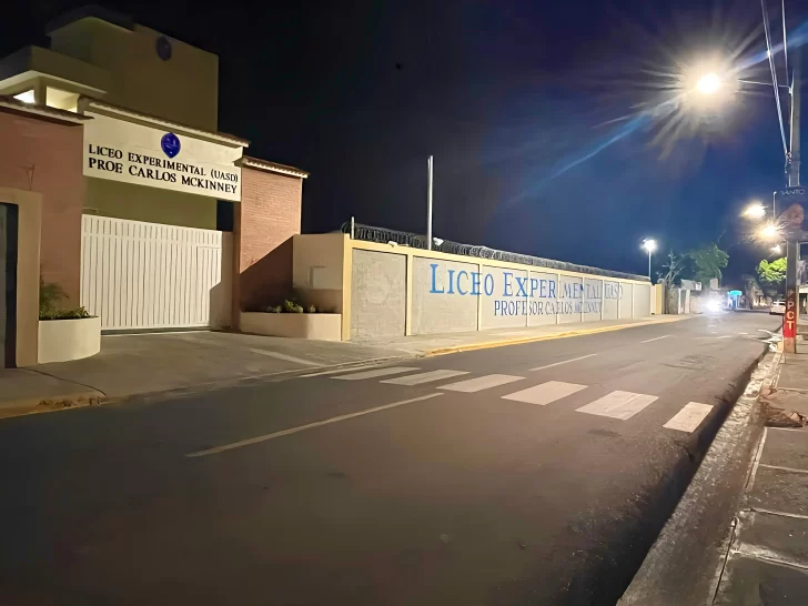 Edesur ilumina calles periféricas del nuevo liceo experimental de la UASD, en Baní