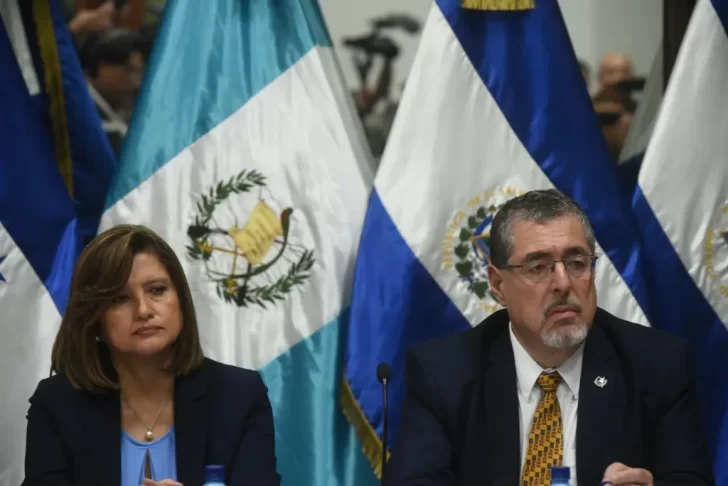 El-presidente-electo-de-Guatemala-Bernardo-Arevalo-y-la-vicepresidenta-Karin-Herrera.-EFE-728x486