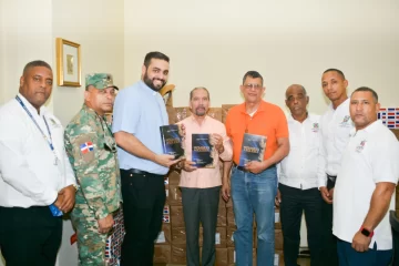 Efemérides Patrias dona libros al Arzobispado de Santo Domingo