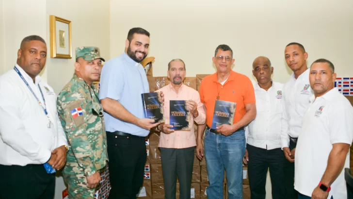 Efemérides Patrias dona libros al Arzobispado de Santo Domingo