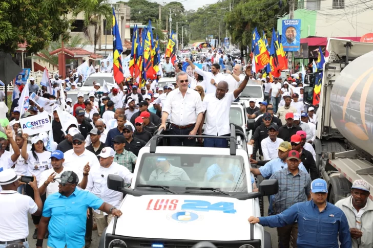 Abinader recorre Villa Altagracia, El Carril, Haina y San Cristóbal en caravanas